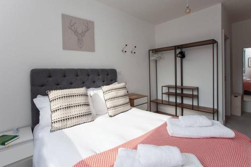 Central Designer 2 Bedroom Apartment In Portland Square
