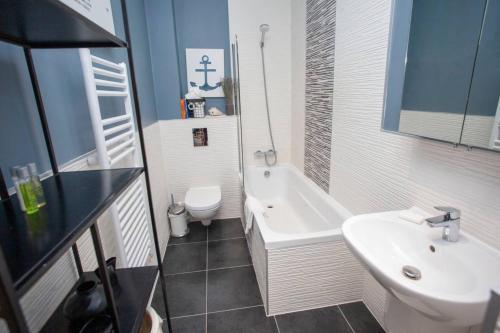 Central Designer 2 Bedroom Apartment In Portland Square