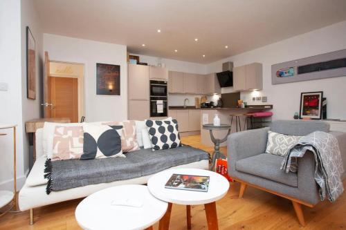 Central Designer 2 Bedroom Apartment In Portland Square