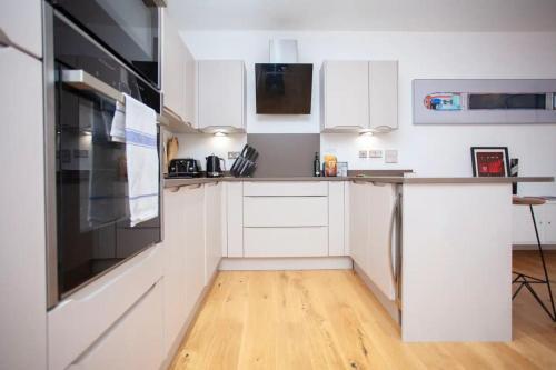 Central Designer 2 Bedroom Apartment In Portland Square
