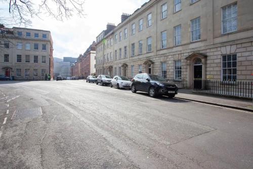 Central Designer 2 Bedroom Apartment In Portland Square