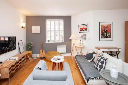 Central Designer 2 Bedroom Apartment In Portland Square