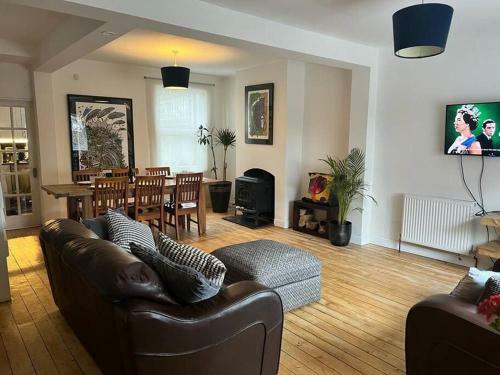 Spacious 3 Bedroom House Close To City Centre