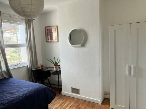 Spacious 3 Bedroom House Close To City Centre