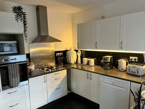Spacious 3 Bedroom House Close To City Centre