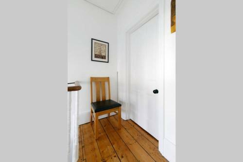 Superb 2 Bed Townhouse Next To The Level Park
