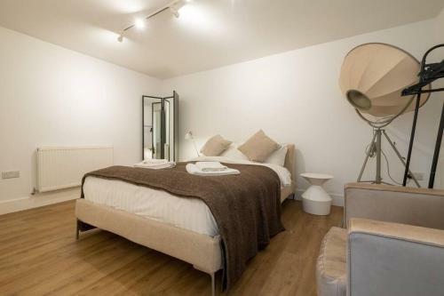 Spacious 2-bed Apartment With Outside Space