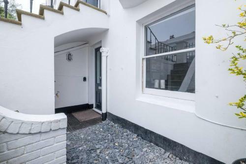 Spacious 2-bed Apartment With Outside Space