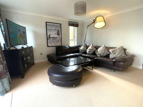 Sandbanks Apartment Wth Parking Minutes From Beach