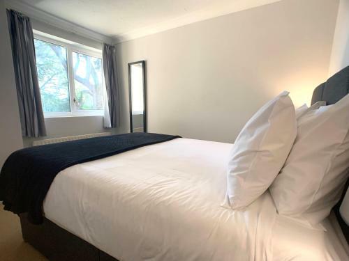 Sandbanks Apartment Wth Parking Minutes From Beach