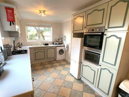 Sandbanks Apartment Wth Parking Minutes From Beach
