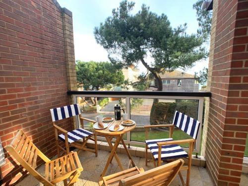 Sandbanks Apartment Wth Parking Minutes From Beach