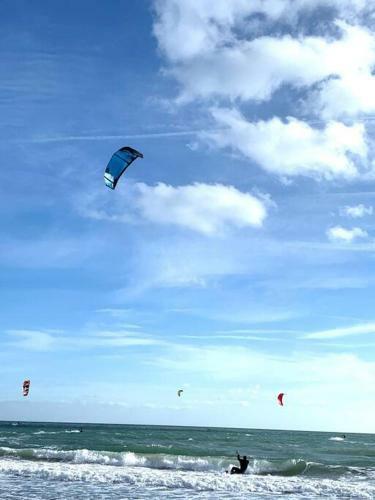 Sandbanks Apartment Wth Parking Minutes From Beach