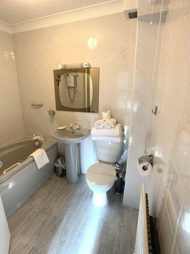 Sandbanks Apartment Wth Parking Minutes From Beach
