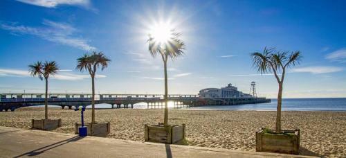 Sandbanks Apartment Wth Parking Minutes From Beach