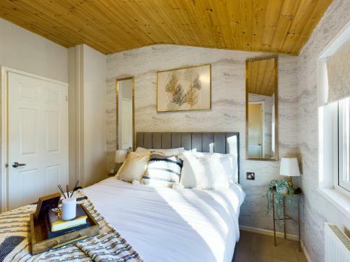 3 Bedroom Lakeview Lodge - Ensuite & Balcony Deck