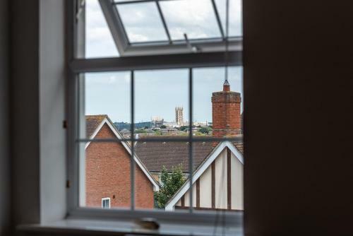 The Sky View-elegant Two Bedroom Family Apartment