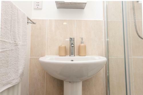 The Sky View-elegant Two Bedroom Family Apartment