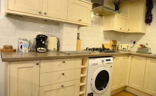 'the Hillside' - Entire House - Free Multiple Parking - Superfast Wifi