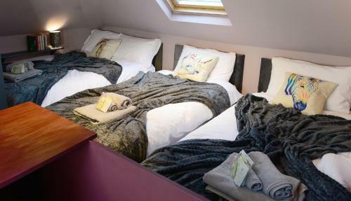 'the Hillside' - Entire House - Free Multiple Parking - Superfast Wifi