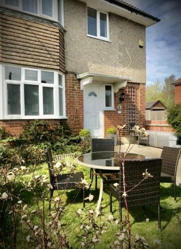 'the Hillside' - Entire House - Free Multiple Parking - Superfast Wifi