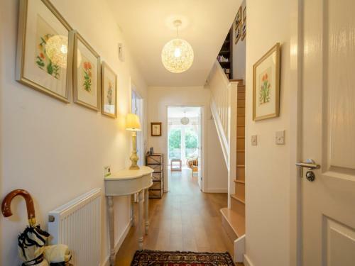 Pass The Keys Cheerful 2-bedroom House With Private Parking