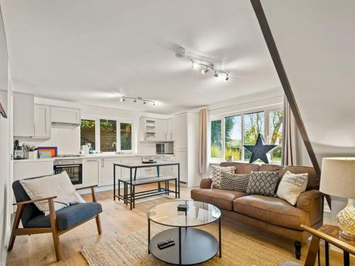 Pass The Keys Newly Refurbished Annex With Parking And Pool
