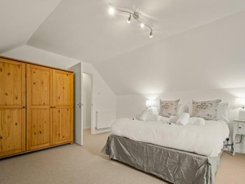Pass The Keys Newly Refurbished Annex With Parking And Pool