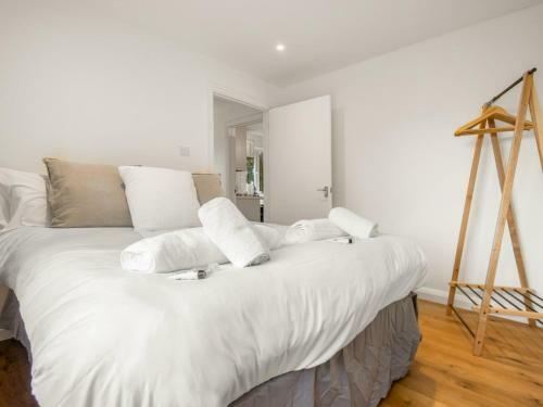 Pass The Keys Newly Refurbished Annex With Parking And Pool