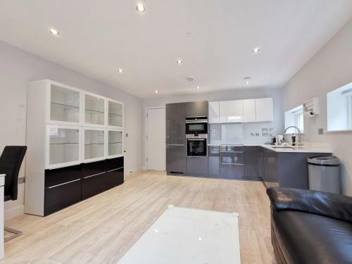 Apartamento Penrose Lodge - 2 Bedroom Flat Nr Train Station