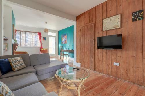 2 Bed House In Chesterton