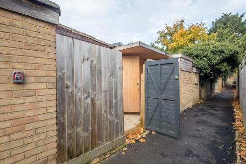Hostal Pass The Keys Quirky Cabin In Cambridge