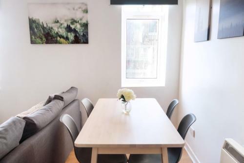 Apartamento Space For Up To 10, 10 Mins From Queen St!
