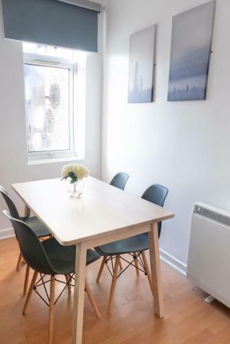 Apartamento Space For Up To 10, 10 Mins From Queen St!