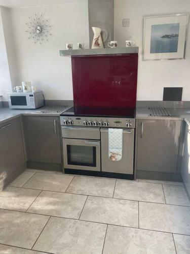 Large Holiday Home In Cardiff. Sleeps 4great Area