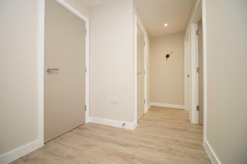 Apartamento Modern 2 Br Flat, 6 Mins Drive In City Centre!