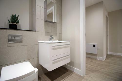 Apartamento Modern 2 Br Flat, 6 Mins Drive In City Centre!