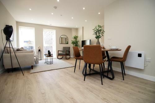 Apartamento Modern 2 Br Flat, 6 Mins Drive In City Centre!