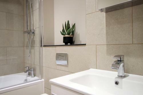 Apartamento Modern 2 Br Flat, 6 Mins Drive In City Centre!