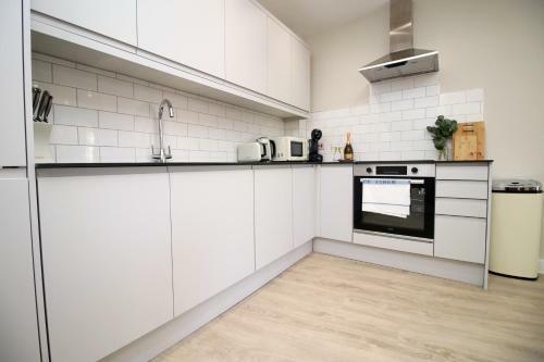 Apartamento Modern 2 Br Flat, 6 Mins Drive In City Centre!