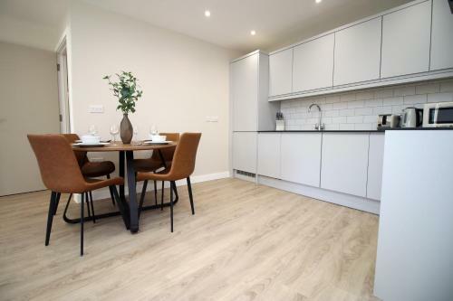 Apartamento Modern 2 Br Flat, 6 Mins Drive In City Centre!