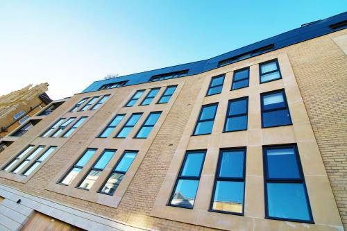 Apartamento Modern 2 Br Flat, 6 Mins Drive In City Centre!