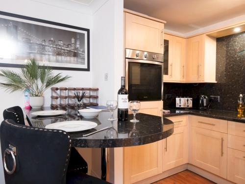 Pass The Keys 2 Bed Apartment With Views & Parking Very Central