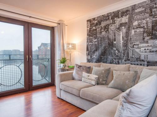 Pass The Keys 2 Bed Apartment With Views & Parking Very Central