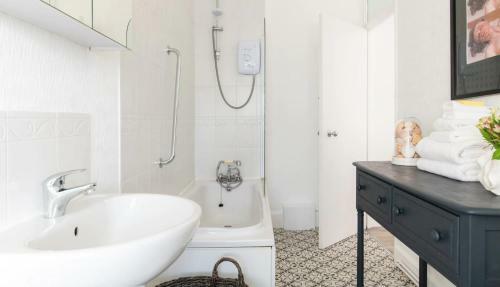 Tranquil Beachfront Beautiful 2-bed Apartment