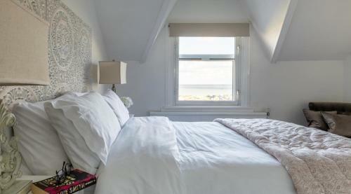 Tranquil Beachfront Beautiful 2-bed Apartment