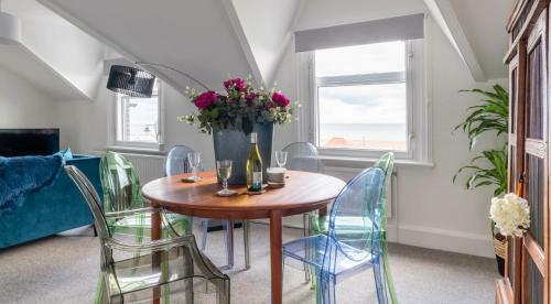 Tranquil Beachfront Beautiful 2-bed Apartment