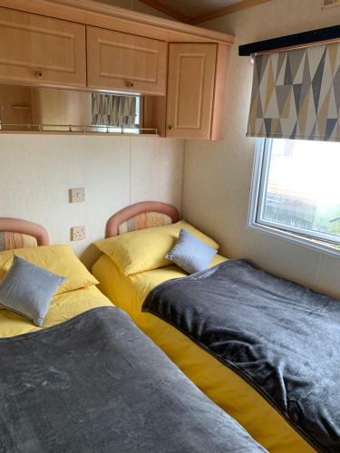 26 Riverview 8 Berth Caravan With Free Fishing