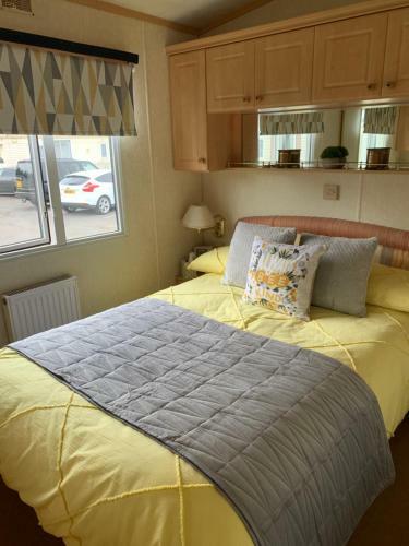 26 Riverview 8 Berth Caravan With Free Fishing