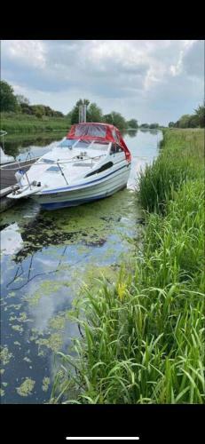 26 Riverview 8 Berth Caravan With Free Fishing